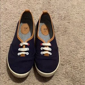 H&M low top flat shoes Size 6 women